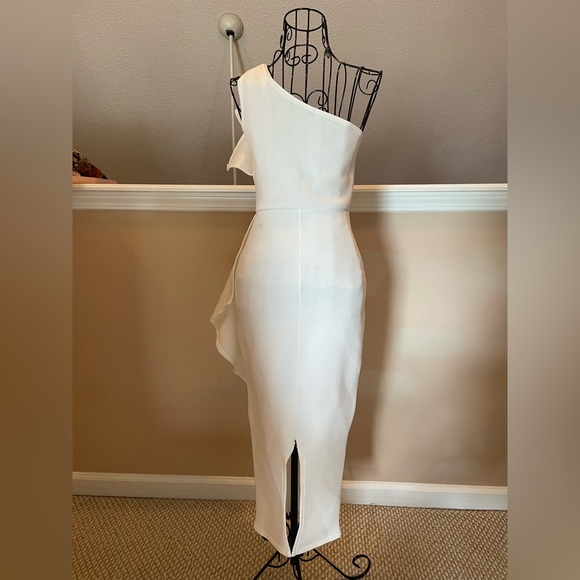 Exaggerated White Fan Dress - Picture 2 of 2